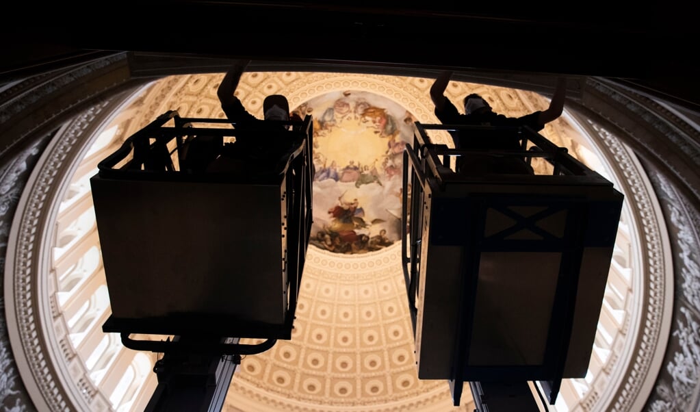 De 'Rotunda', het hart van het Capitool, wordt klaargemaakt voor de inauguratie van Joe Biden, volgende week woensdag.  (beeld epa / Michael Reynolds)