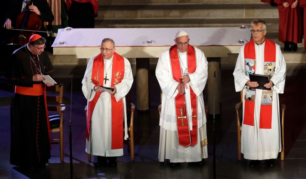 Kardinaal Kurt Koch (links) en de secretaris-generaal van de Lutherse Wereldfederatie Martin Junge (uiterst rechts) samen met de LWF-voorzitter Munib Younan en paus Franciscus tijdens de oecumenisch gebedsdienst op Hervormingsdag, 31 oktober 2016, als opening van het herdenkingsjaar van 500 jaar Reformatie in Lund (Zweden). (beeld afp / Andrew Medichini)