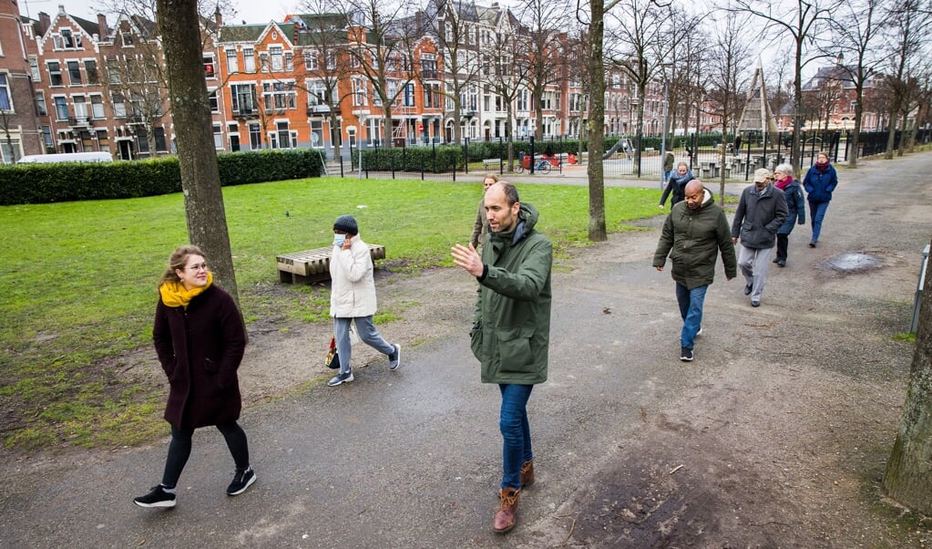 De Rotterdamse huisarts Matthijs van der Poel op pad met zijn patiënten.   (beeld Arie Kievit)
