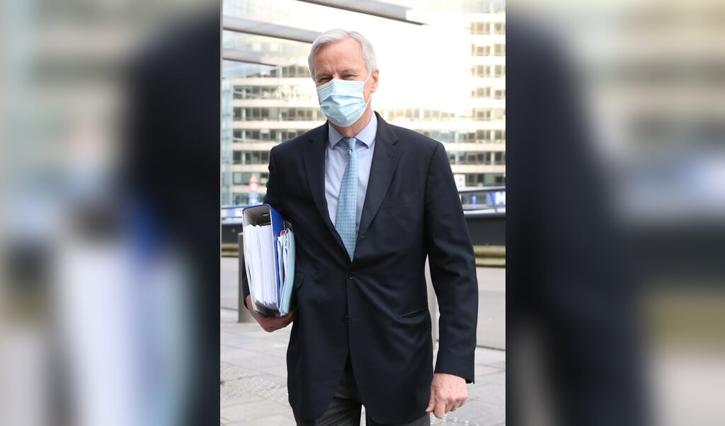 Michel Barnier met het handelsakkoord tussen de Europese Unie en het Verenigd Koninkrijk. Hij citeert graag oud-politicus Pierre Mendès France : 'Offer nooit de toekomst op voor het heden.' (beeld afp / François Walschaerts)