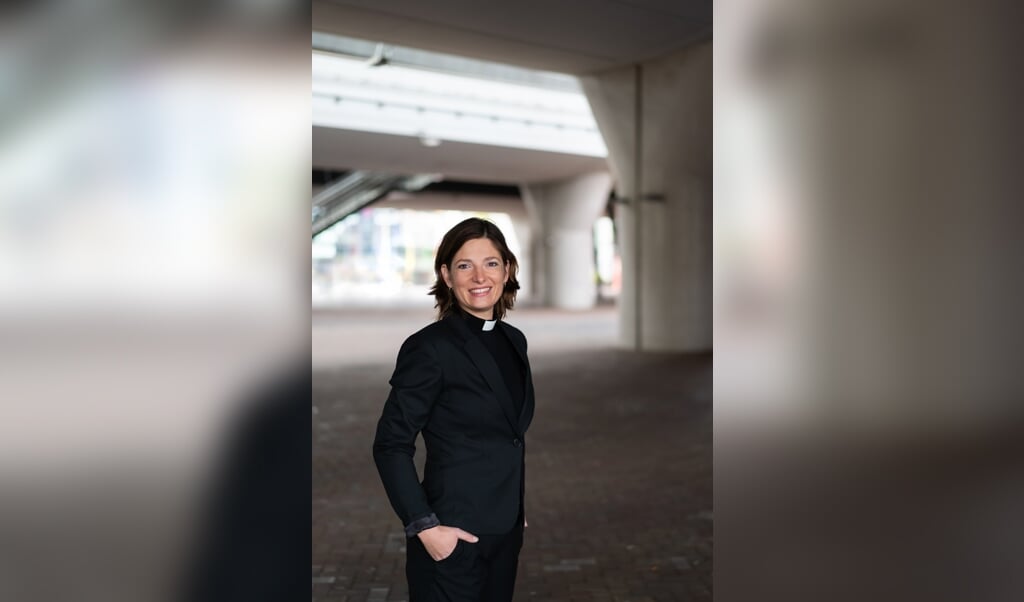 Rosaliene Israël: 'Waar vinden mensen in Amsterdam hoop? Die vraag is de rode draad van de serie.' (beeld Marloes van Doorn)
