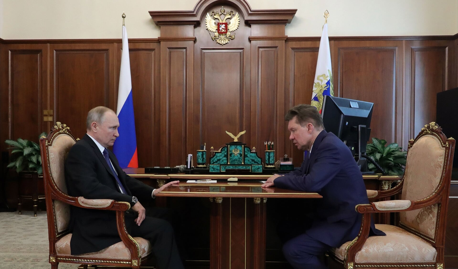 De Russische president Vladimir Putin in overleg met Gazpromdirecteur Alexei Miller. 2020 was een recordjaar voor de Russische gasexport naar Europa via Nord Stream 1.