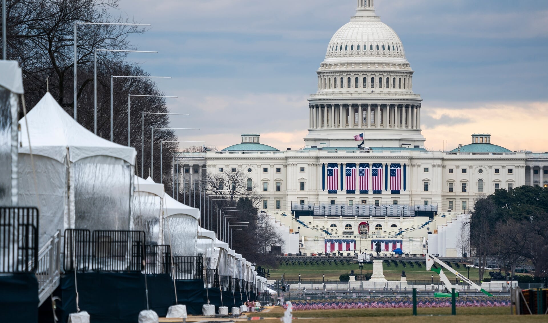 Het Capitool en omgeving worden klaargemaakt voor de inauguratie van Joe Biden als president. Biden wil woensdag ook een toespraak houden, met een oproep tot eenheid.