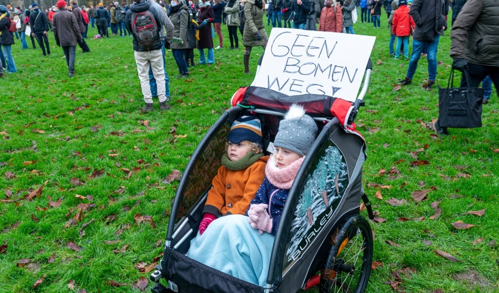Verschillende Utrechtse actiegroepen organiseerden in december een fietsdemonstratie tegen de plannen van minister Cora van Nieuwenhuizen om de A27 bij Amelisweerd te verbreden. (beeld hollandse hoogte / Sabine Joosten)