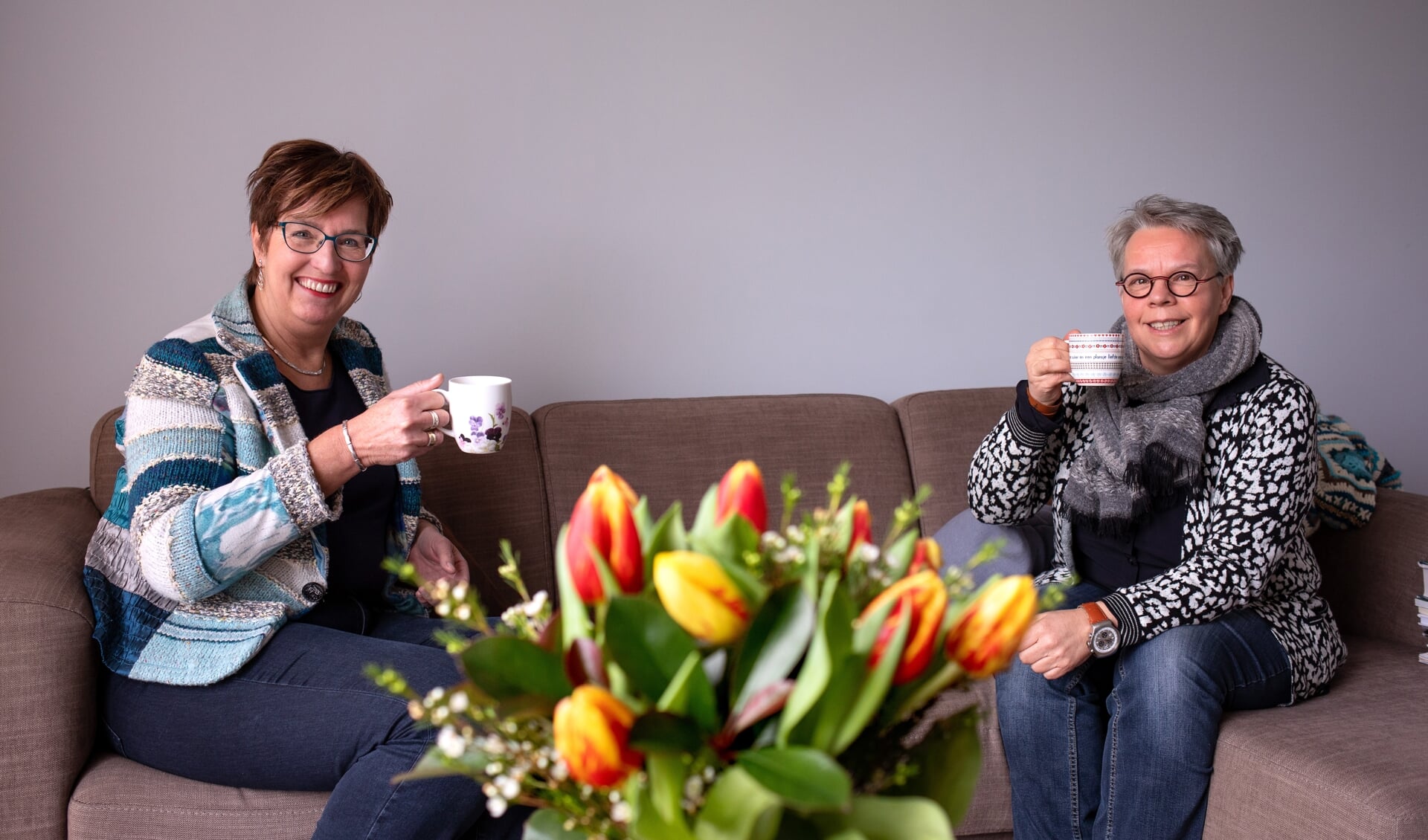 Mariet Baaij (r.) en Larinda Bok verloren elkaar na hun jeugd uit het oog.