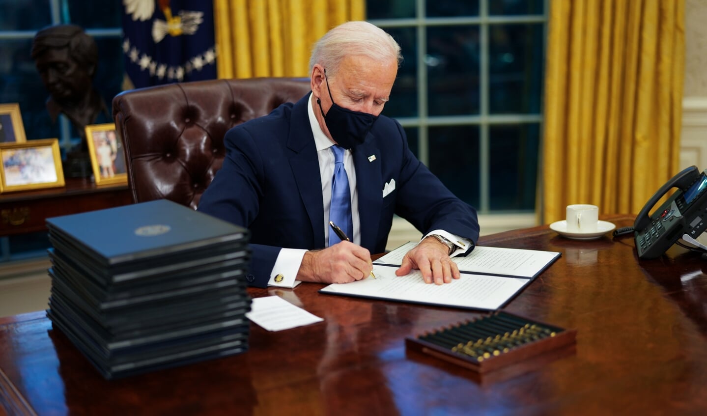 Op zijn eerste werkdag in het Witte Huis ondertekent president Joe Biden een aantal decreten.