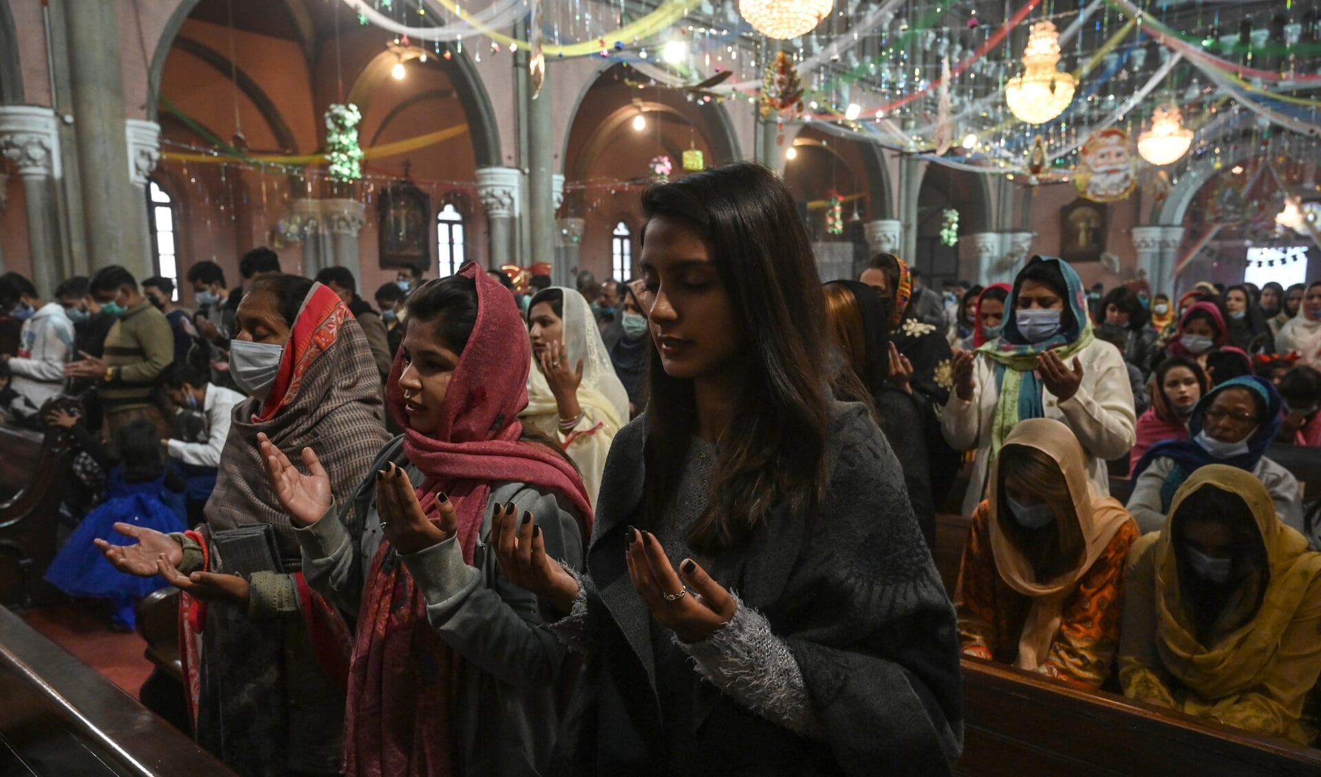 Pakistaanse christenen in de katholieke Heilig Hart-kathedraal van Lahore.