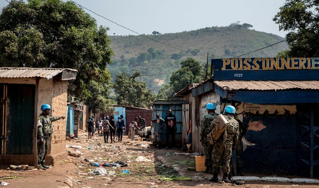In het noorden van Bangui patrouilleren blauwhelmen in een gebied waar 's ochtends honderden rebellen de stad aanvielen. (beeld epa / Adrienne Surprenant)