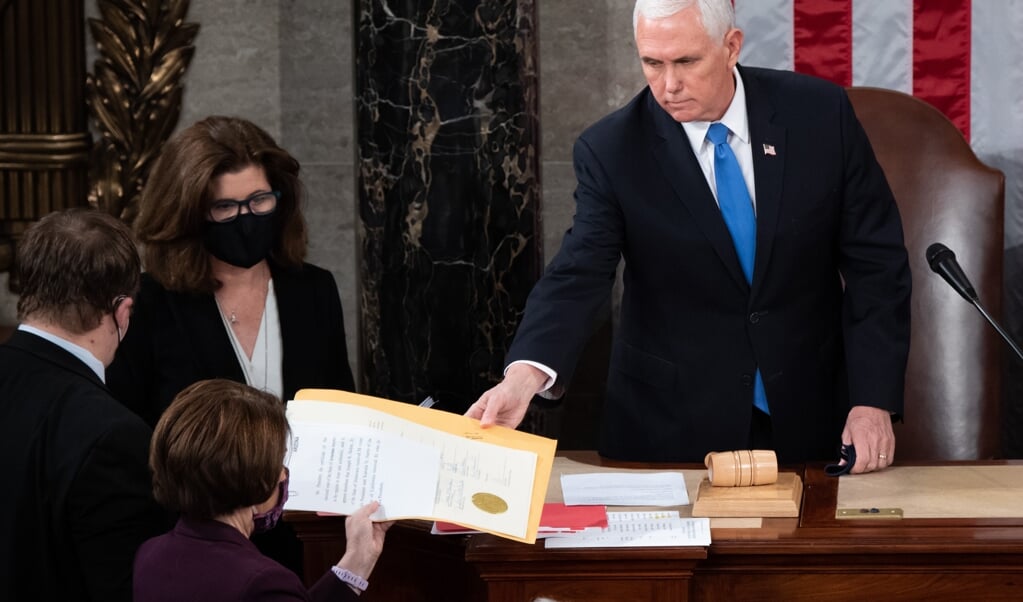 Het einde voor Trump: vicepresident Mike Pence weigert de verkiezingsuitslagen ongeldig te verklaren. (beeld afp / Saul Loeb )