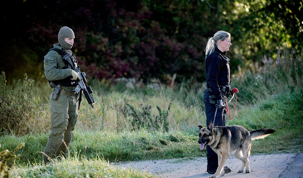 Deense politieagenten zoeken naar de dader van een steekpartij in een asielzoekerscentrum, in september 2015. De linkse regering in Kopenhagen wil het liefst geen enkele asielzoeker meer toelaten. (beeld afp / Nils Meilvang)