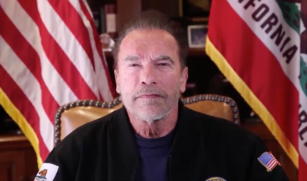Arnold Schwarzenegger oogst veel lof voor zijn speech waarin de Hollywood-acteur frontaal de aanval inzet op president Trump.  (beeld Twitter)