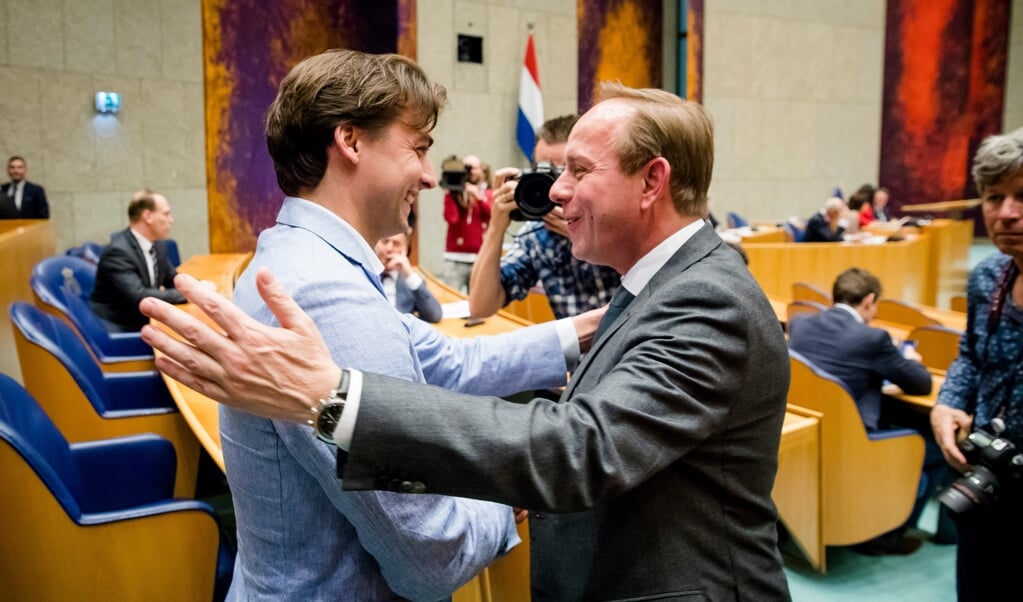 Thierry Baudet, leider van Forum voor Democratie, wordt gefeliciteerd door Kees van der Staaij (SGP) in de Tweede Kamer op de dag na Provinciale Statenverkiezingen. ANP BART MAAT (beeld anp / Bart Maat)