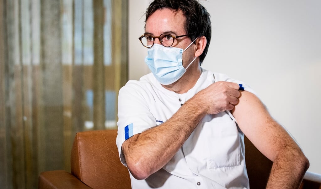 2021-01-06 14:02:29 ROTTERDAM - Afdelingshoofd IC Diederik Gommers van Erasmus MC stroopt zijn mouw omhoog om een vaccin te krijgen van IC-Verpleegkundige Tom Burggraaf. Verleners van acute zorg, zoals ambulancepersoneel en IC-medewerkers worden in diverse ziekenhuizen geprikt tegen het coronavirus. ANP SEM VAN DER WAL (beeld anp / sem van der wal)