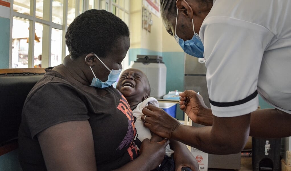 Een Keniaans kindje krijgt het vaccin Mosquirix toegediend in het streekziekenhuis van Yala. (beeld afp / Brian Ongoro)