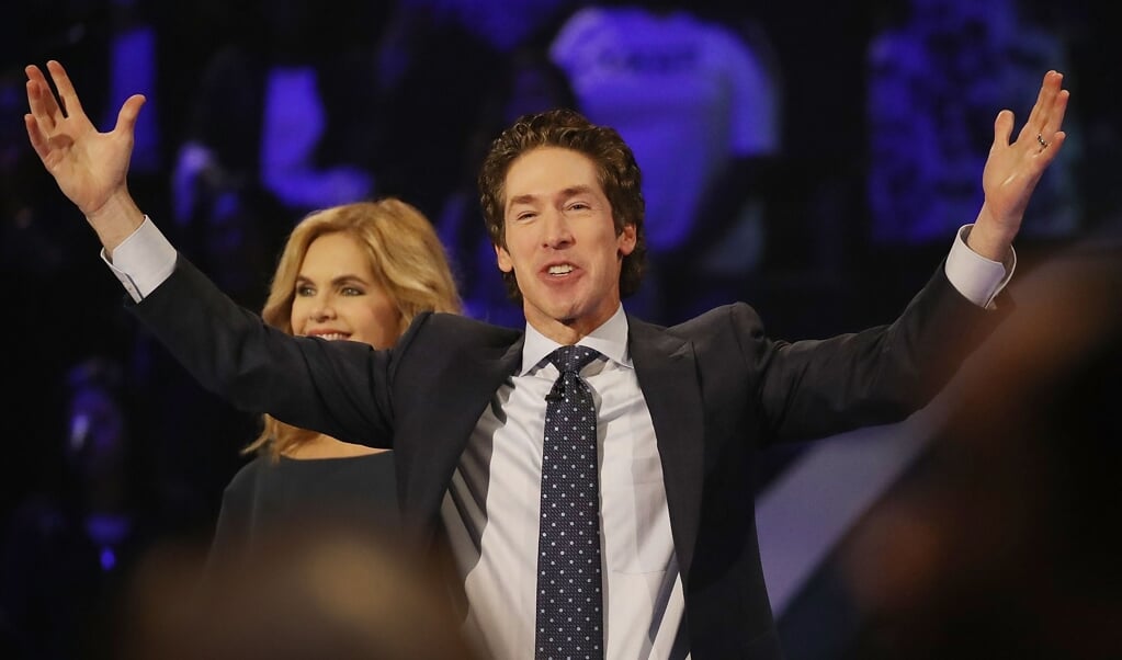 De relatie tussen geloven en gelukkig zijn zit ingewikkelder dan gedacht. Op de foto welvaartsprediker en televisiedominee Joel Osteen. (beeld afp / Joe Raedle)