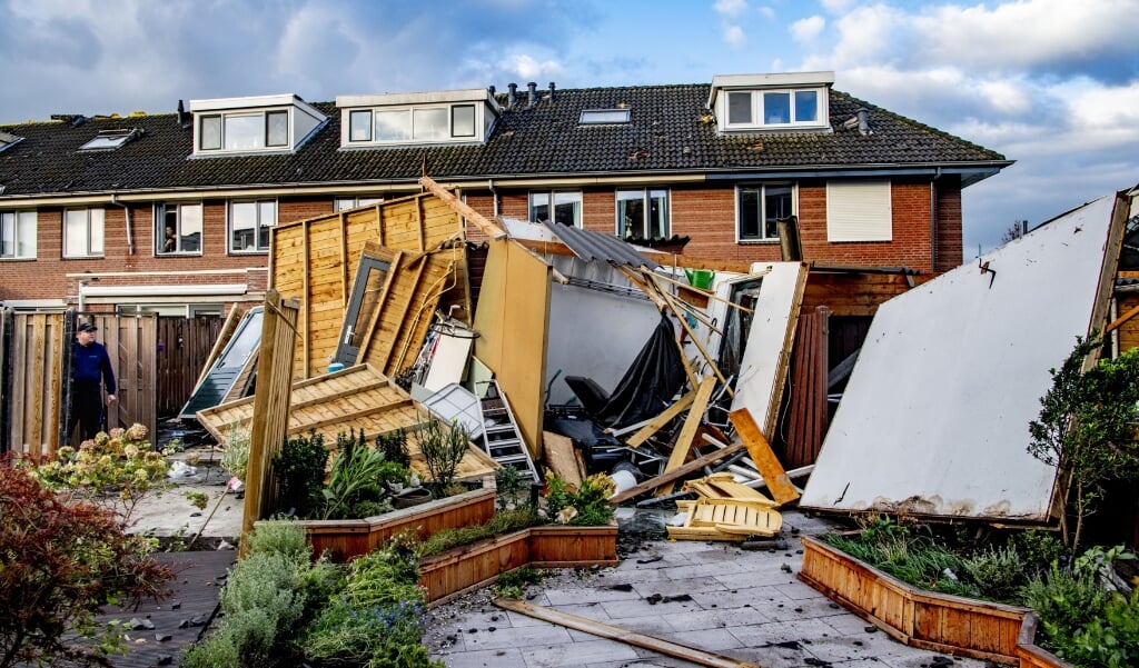 Een dag na de windhoos is de schade in de woonwijk Ter Leede goed zichtbaar. Dakpannen zijn van daken gewaaid, auto's zijn beschadigd geraakt door rondvliegende dakpannen of omgevallen bomen en ruiten zijn aan diggelen. ANP ROBIN UTRECHT  (beeld anp / Robin Utrecht)