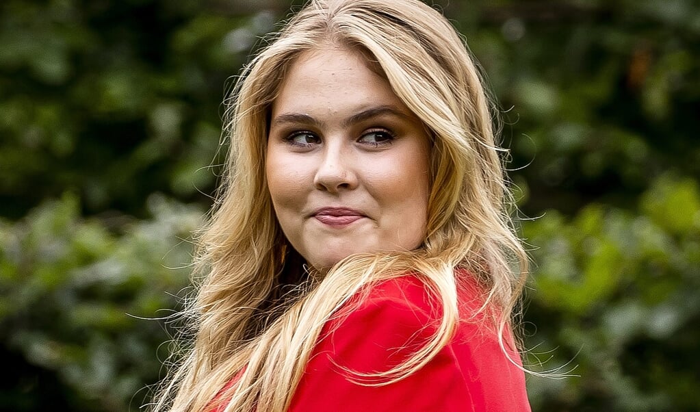 Prinses Amalia tijdens de zomerfotosessie bij Paleis Huis ten Bosch, 16 juli 2021. (beeld anp / Remko de Waal)