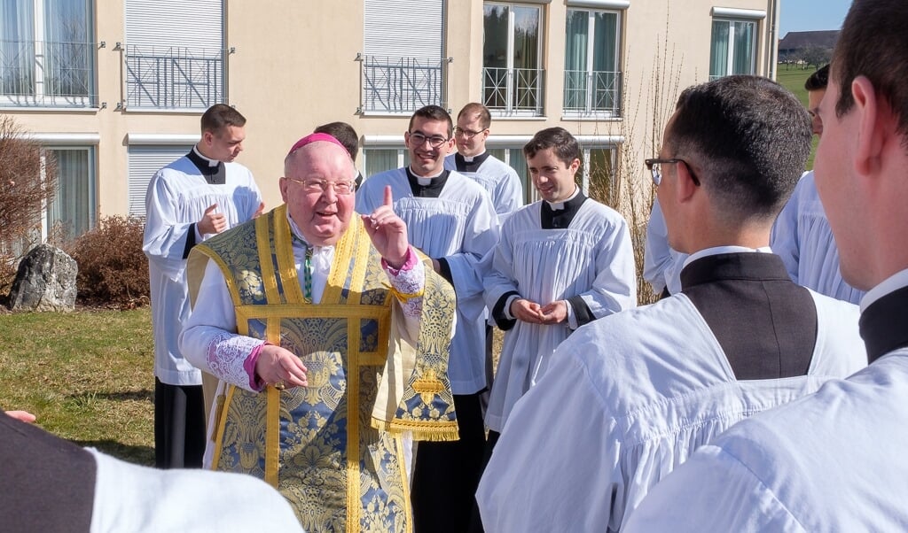 De Liechtensteinse aartsbisschop Wolfgang Haas omringd door traditionalistische seminaristen. (beeld Facebook / FSSP Scotland)