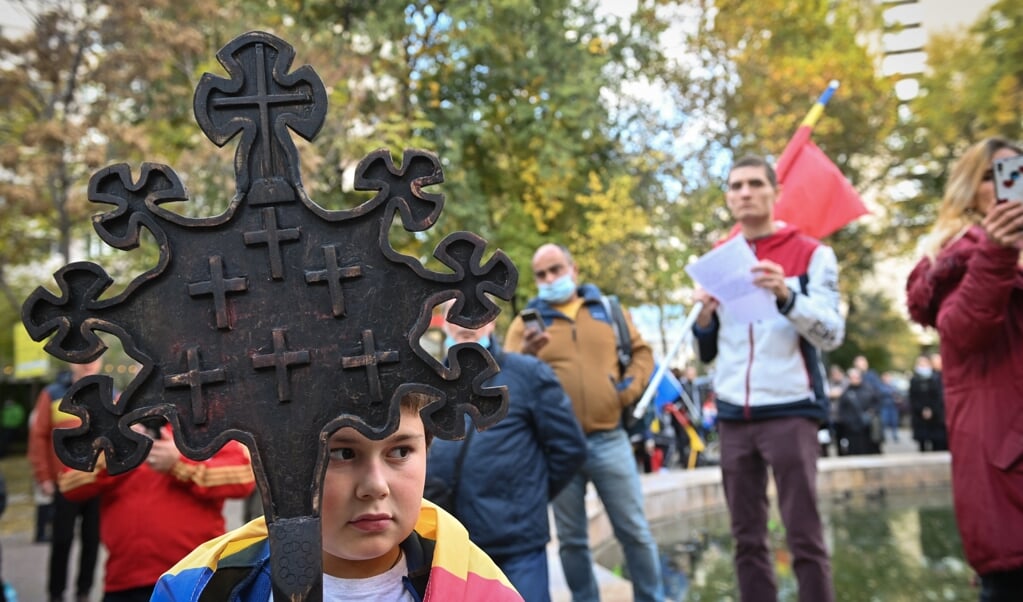 Demonstranten in Boekarest tegen de herinvoering van strenge coronamaatregelen in Roemenië.  (beeld afp / Daniel Mihailescu)
