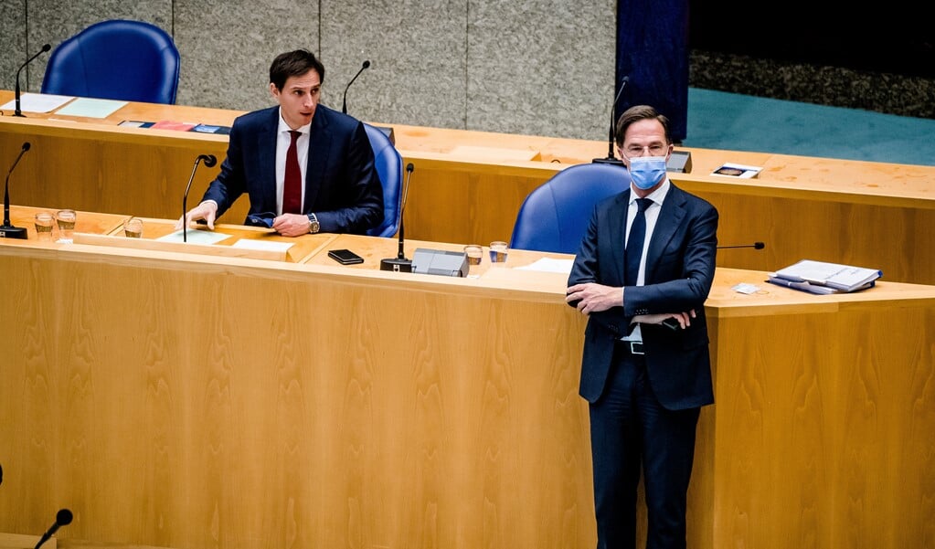 Demissionair premier Mark Rutte en demissionair minister Wopke Hoekstra van Financiën (CDA).  (beeld anp / Bart Maat)