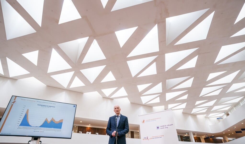 Een vertrouwd beeld tijdens de pandemie: Ernst Kuipers, voorzitter van Landelijk Netwerk Acute Zorg, praat de pers bij. (beeld anp / Jeroen Jumelet)