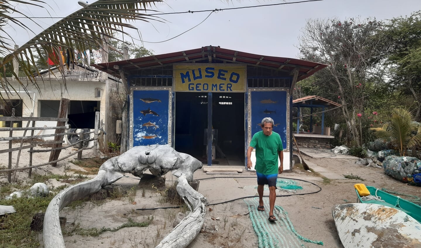 Geomer García Poma heeft een klein zeemuseum dat toeristen voor twee dollar kunnen bezoeken.