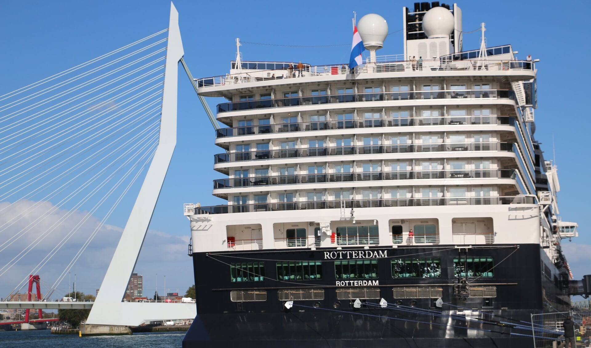 Het nieuwe vlaggenschip van de Holland America Line, de Rotterdam VII, in de haven van Rotterdam. 