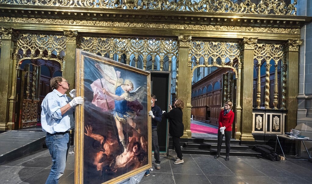 De apocalyptische visioenen uit de Openbaring van Johannes zijn vaak verbeeld. Het schilderij 'De aartsengel Sint Michael' van de Italiaanse Luca Giordano (1634-1705) werd in 2019 in de Nieuwe Kerk te Amsterdam tentoongesteld. (beeld anp / Evert Elzinga)