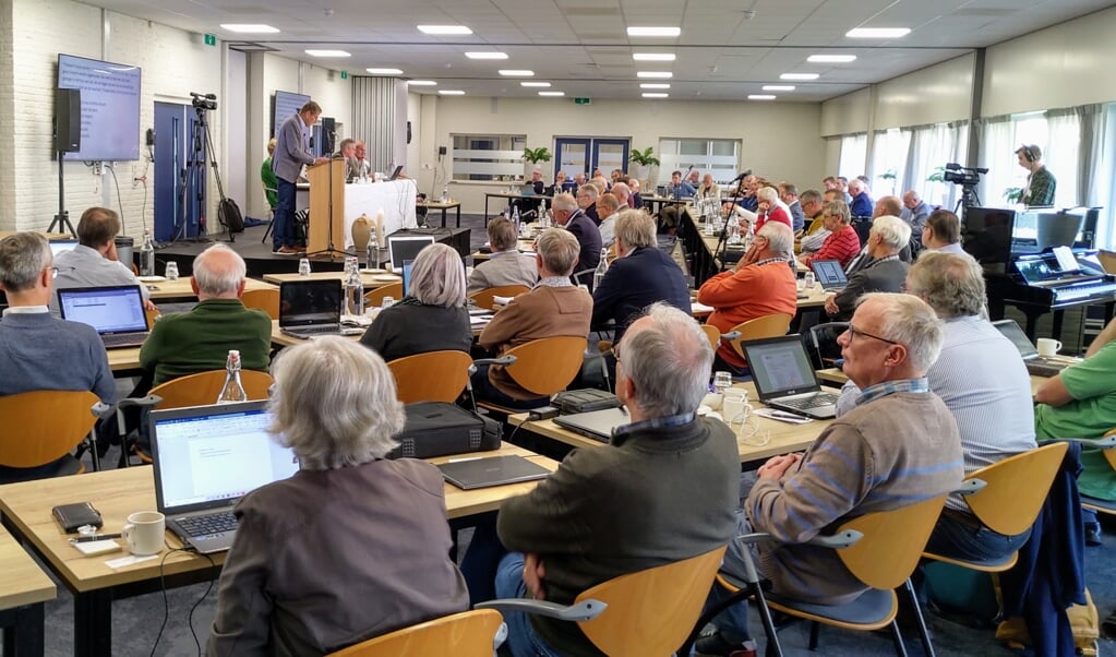 De gezamenlijke synode/landelijke vergadering van vrijgemaakt- en Nederlands-gereformeerden, vrijdag in conferentieoord Mennorode in Elspeet. (beeld nd)