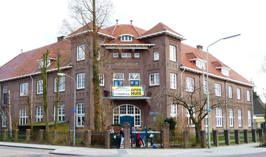 Na de financiële gelijkstelling werd ook in Bedum een 'School met den Bijbel' gebouwd (1921).  (beeld wikimedia)
