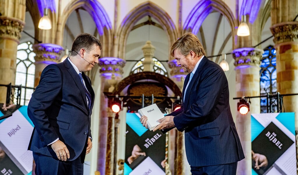 Koning Willem Alexander neemt in de Grote Kerk het eerste exemplaar van de NBV21, de vernieuwde Nieuwe Bijbelvertaling, in ontvangst. Koning Willem Alexander is beschermheer van het Nederlands-Vlaams Bijbelgenootschap. (beeld anp / Royal Images Robin Utrecht)