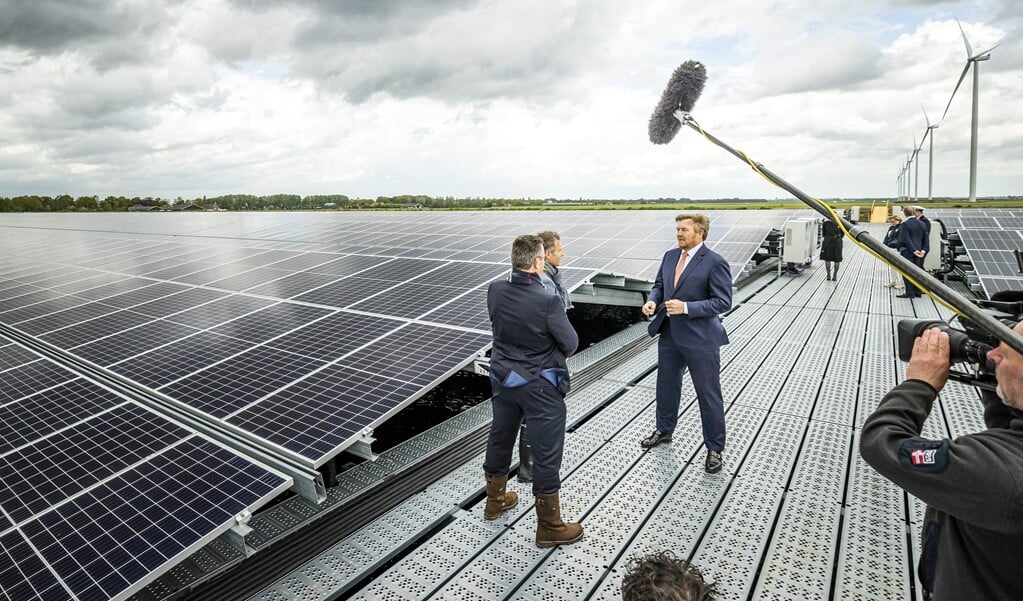 Koning Willem-Alexander tijdens een rondleiding bij de opening van Zonnepark Hollandia Nieuw-Buinen. (beeld anp / Remko de Waal)