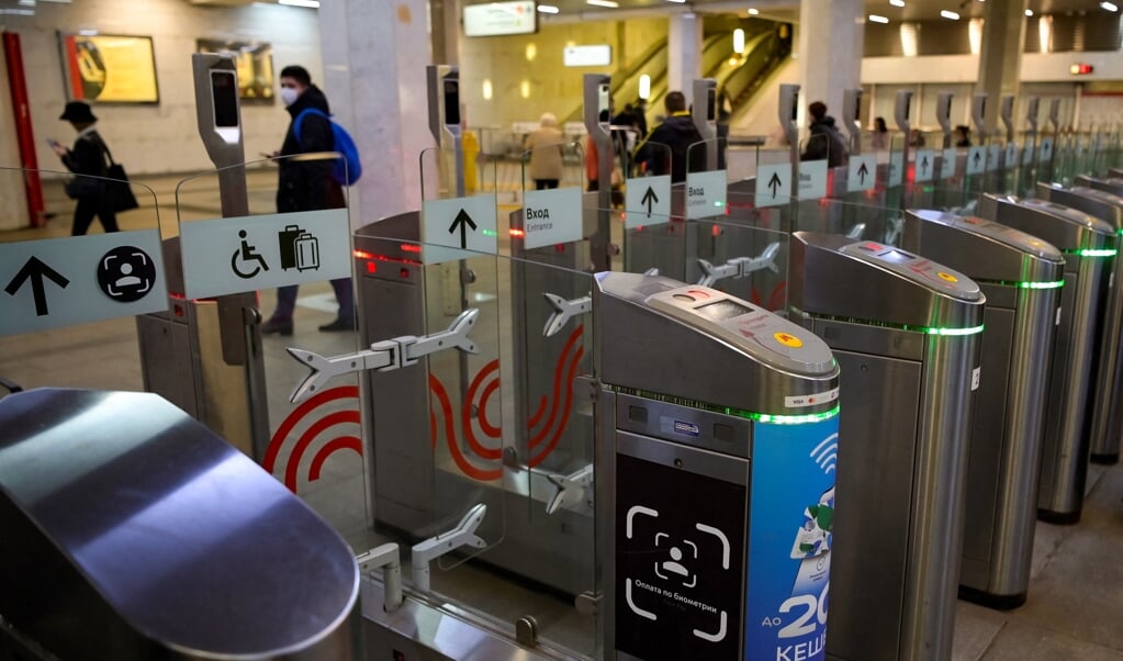 Een van de speciale toegangspoortjes in de metro van Moskou met een camera voor gezichtsherkenning. (beeld afp / Natalia Kolesnikova)