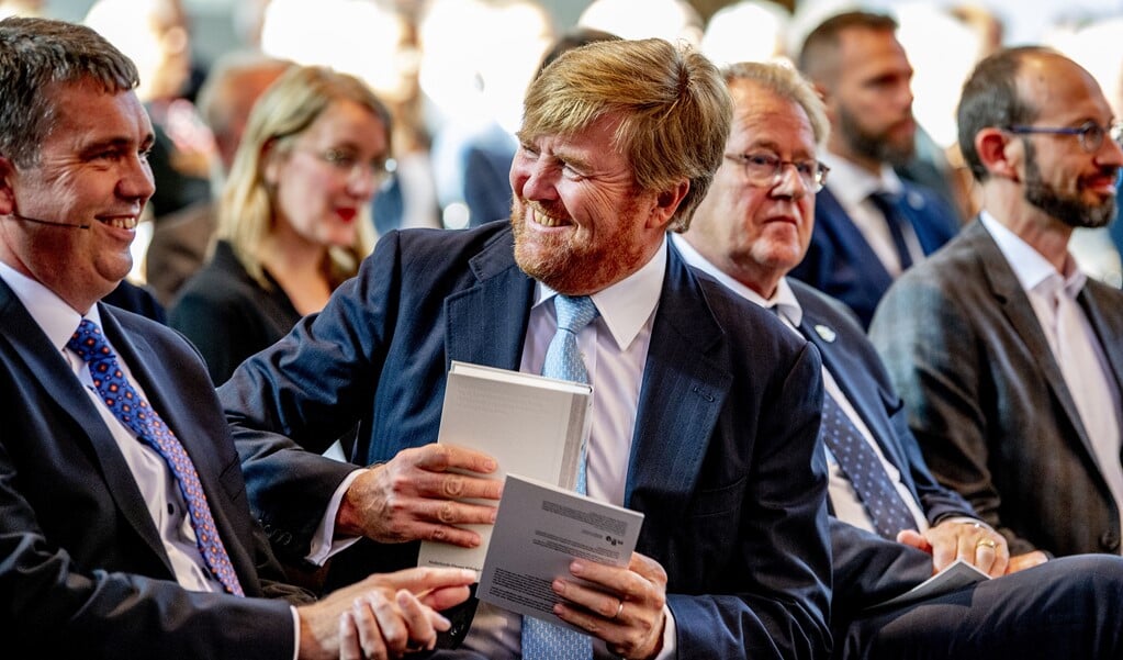 Koning Willem Alexander neemt in de Grote Kerk het eerste exemplaar van de NBV21, de vernieuwde Nieuwe Bijbelvertaling, in ontvangst. (beeld anp / Robin Utrecht)