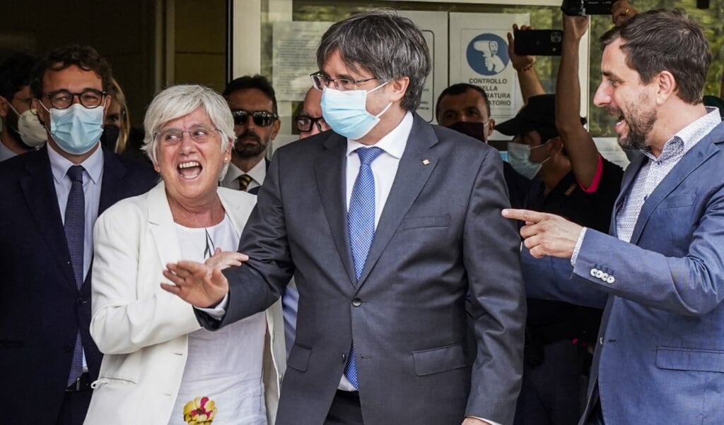De voormalige Catalaanse separatistenleider en regiopremier Carles Puigdemont wordt met gejuich onthaald buiten de rechtbank: hij mag voorlopig in Italië blijven.  (beeld afp /  Gianni Biddau)