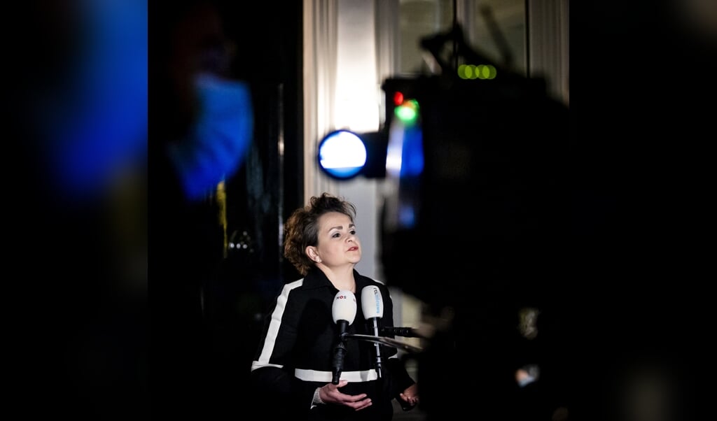 De toeslagenaffaire laat de verantwoordelijkheid van de journalistiek zien. Beeld: Alexandra van Huffelen, staats-secretaris van Financiën, staat de pers te woord na afloop van een gesprek over het toeslagenrapport (december 2020). (beeld anp / Robin van Lonkhuijsen)