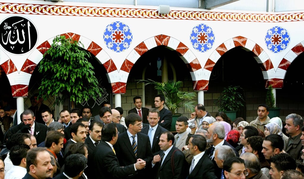 De Fatih Moskee in Eindhoven, hier tijdens een bezoek van premier Jan-Peter Balkenende in 2004.  (beeld anp Foto/robin Utrecht)