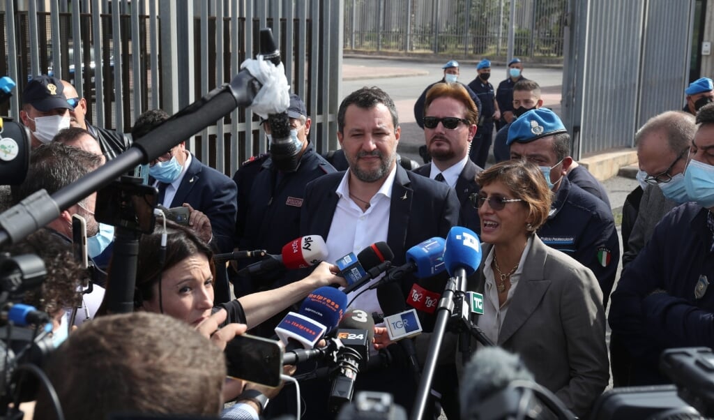 Matteo Salvini (midden) en zijn advocaat Giulia Bongiorno (rechts) voor de ingang van de gevangenis in Palermo. (beeld epa / Igor Petyx)