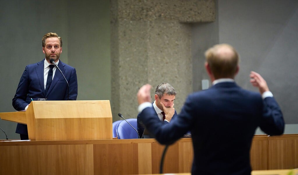 Minister Hugo de Jonge vindt niet dat hij te hard spreekt over niet-gevaccineerden, zei hij donderdag in de Tweede Kamer. 'Als je tot een flinke opschaling van de coronazorg moet komen in het ziekenhuis, moet andere zorg worden afgeschaald.' (beeld anp / Phil Nijhuis)