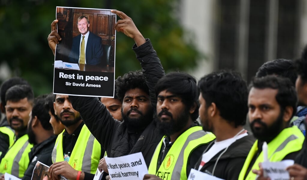 Eerbetoon aan de Britse parlementariër Sir David Amess, die vrijdag tijdens een bijeenkomst in een kerk werd gedood. (beeld epa / Andy Rain)