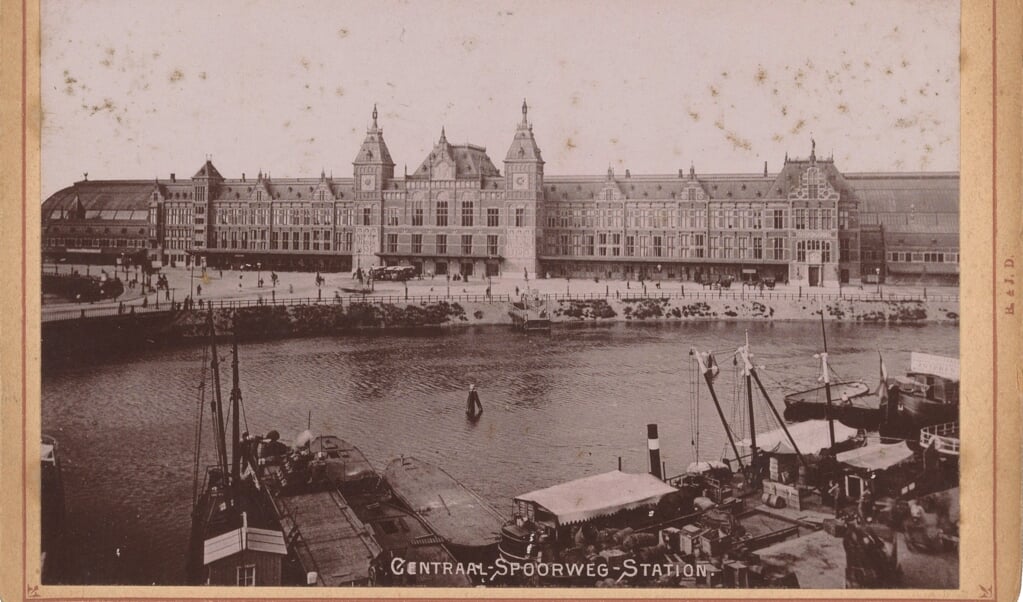 Het Centraal Station Amsterdam op een foto uit circa 1900.  (beeld rijksmuseum amsterdam / wikimedia)