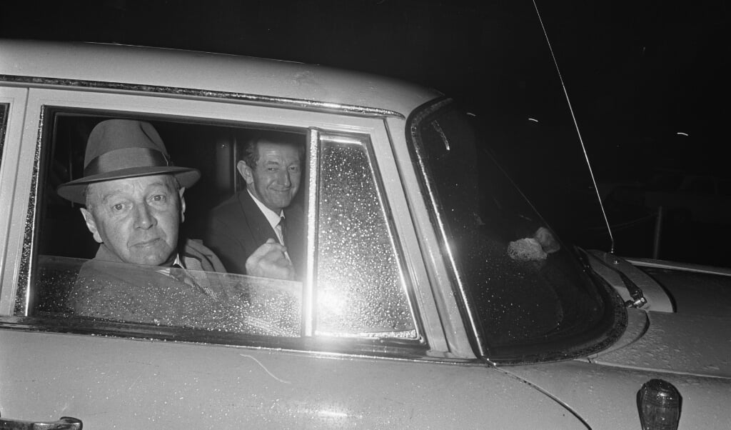 Hendrik Adams en partijleider Hendrik Koekoek na het debat van 4 oktober 1966. (beeld anefo / nationaal archief)
