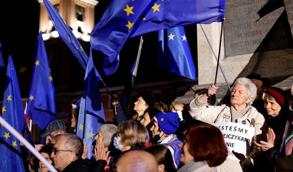 Zondag lieten grote groepen Polen van zich horen: ze willen binnen de Europese Unie blijven en geen Polexit. (beeld afp / Wojtek Radwanski)