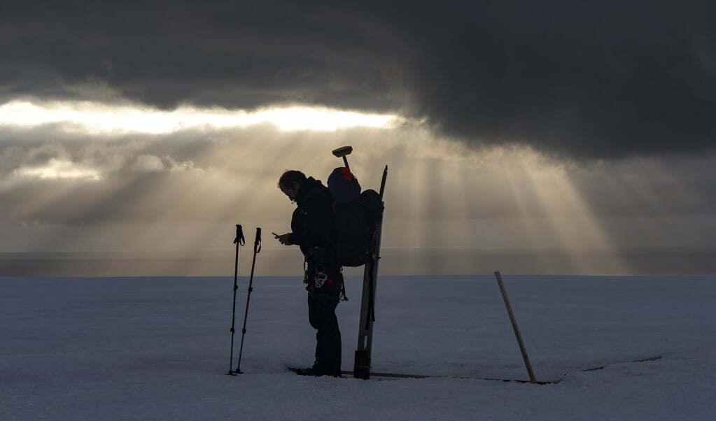 ‘Antarctica trekt mensen aan die op zoek zijn naar afzondering, maar die gewenste isolatie is helaas alleen in groepsvorm te beleven’, schrijft Adwin de Kluyver.   (beeld epa / Felipe Trueba)