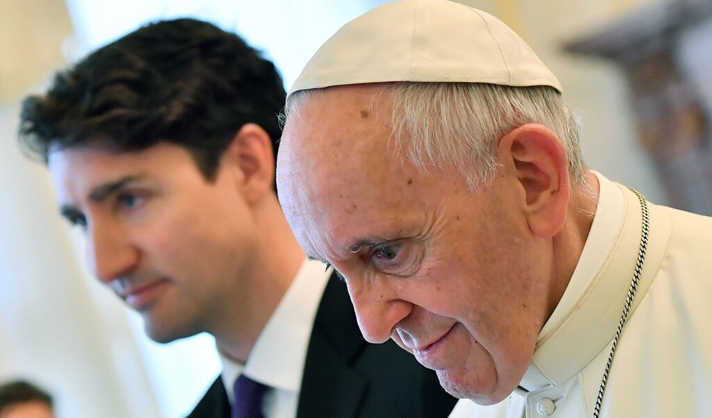 De Canadese minister-president Justin Trudeau bracht in 2017 een bezoek aan paus Franciscus. (beeld afp / Ettore Ferrari)
