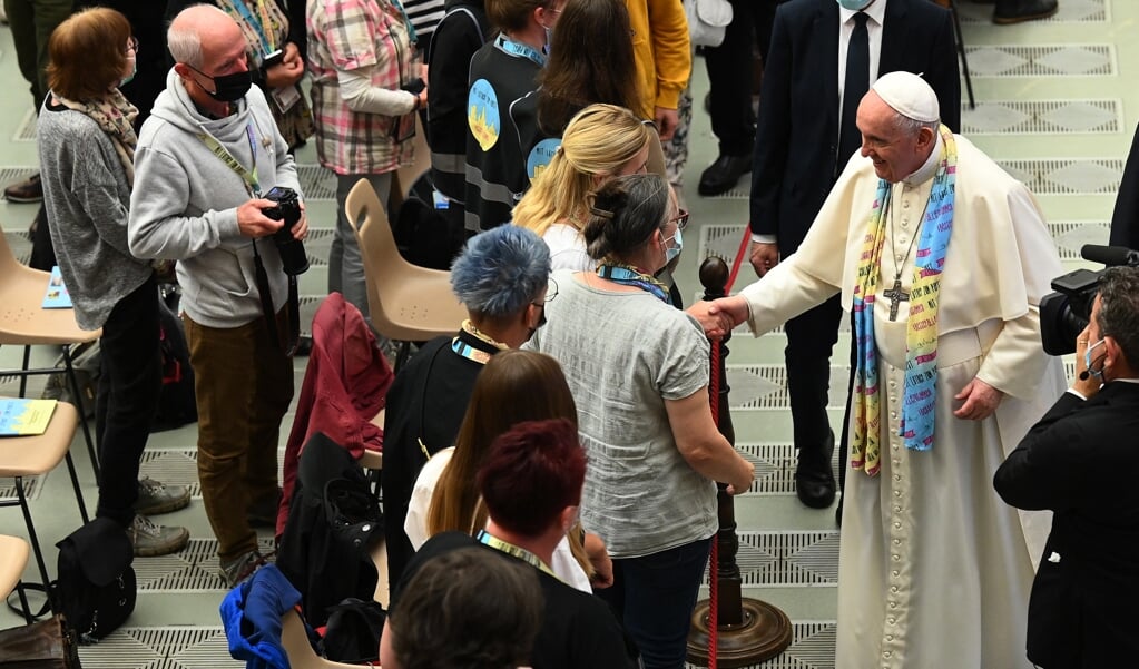 Paus Franciscus groet enkele van de vijfhonderd lutherse en rooms-katholieke deelnemers aan de Duitse oecumenische pelgrimage 'Met Luther naar de paus'. (beeld afp / Vincenzo Pinto)