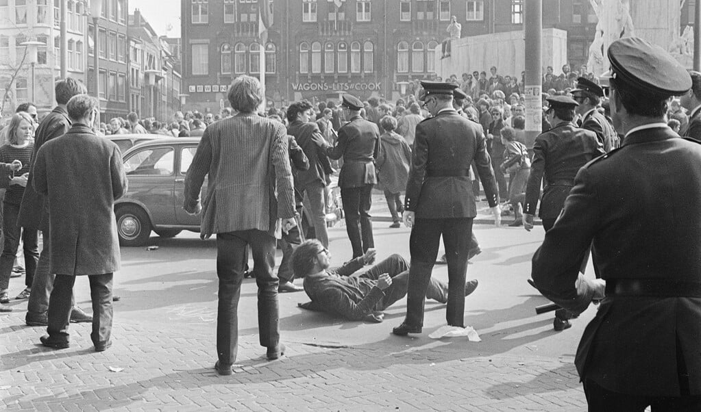 Treffen tussen politie en oproerige jongeren in Amsterdam, 1969. Ook de theologie bleek gevoelig voor de roerige tijdgeest van de jaren zestig. (beeld anp)