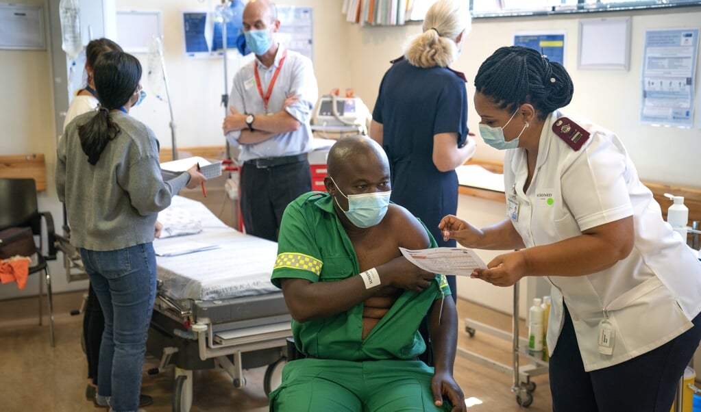 Gezondheidsmedewerkers in Afrika kregen vaak pas vanaf dit voorjaar een vaccinatie tegen Covid-19, wegens grote tekorten aan vaccins. Honderden artsen en verpleegkundigen in Afrika zijn besmet geraakt en overleden door gebrek aan beschermingsmiddelen en vaccins. (beeld Epa/Nic Bothma)