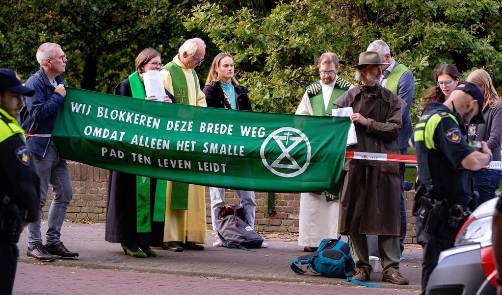 Ook christelijke klimaatactivisten gingen de straat op. ‘Het is tijd! Voor klimaatgerechtigheid!’, zei pastor Dijkman.  (beeld Dirk Hol )