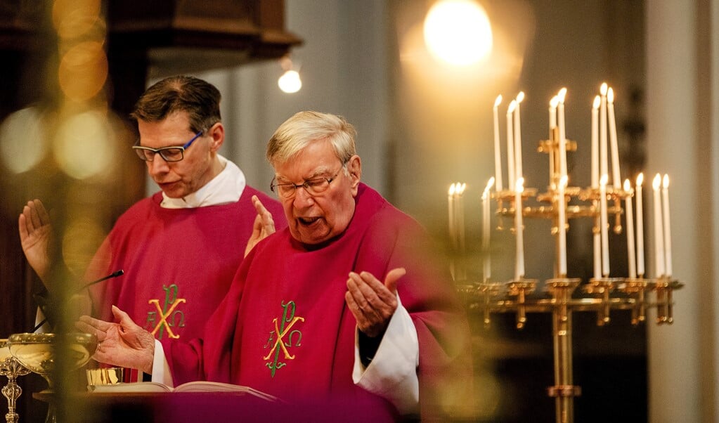Eucharistieviering in de Sint Jozefkerk in Tilburg. De NBV21 zal door regels van het Vaticaan niet snel in katholieke vieringen worden gebruikt. (beeld anp / Robin van Lonkhuijsen)